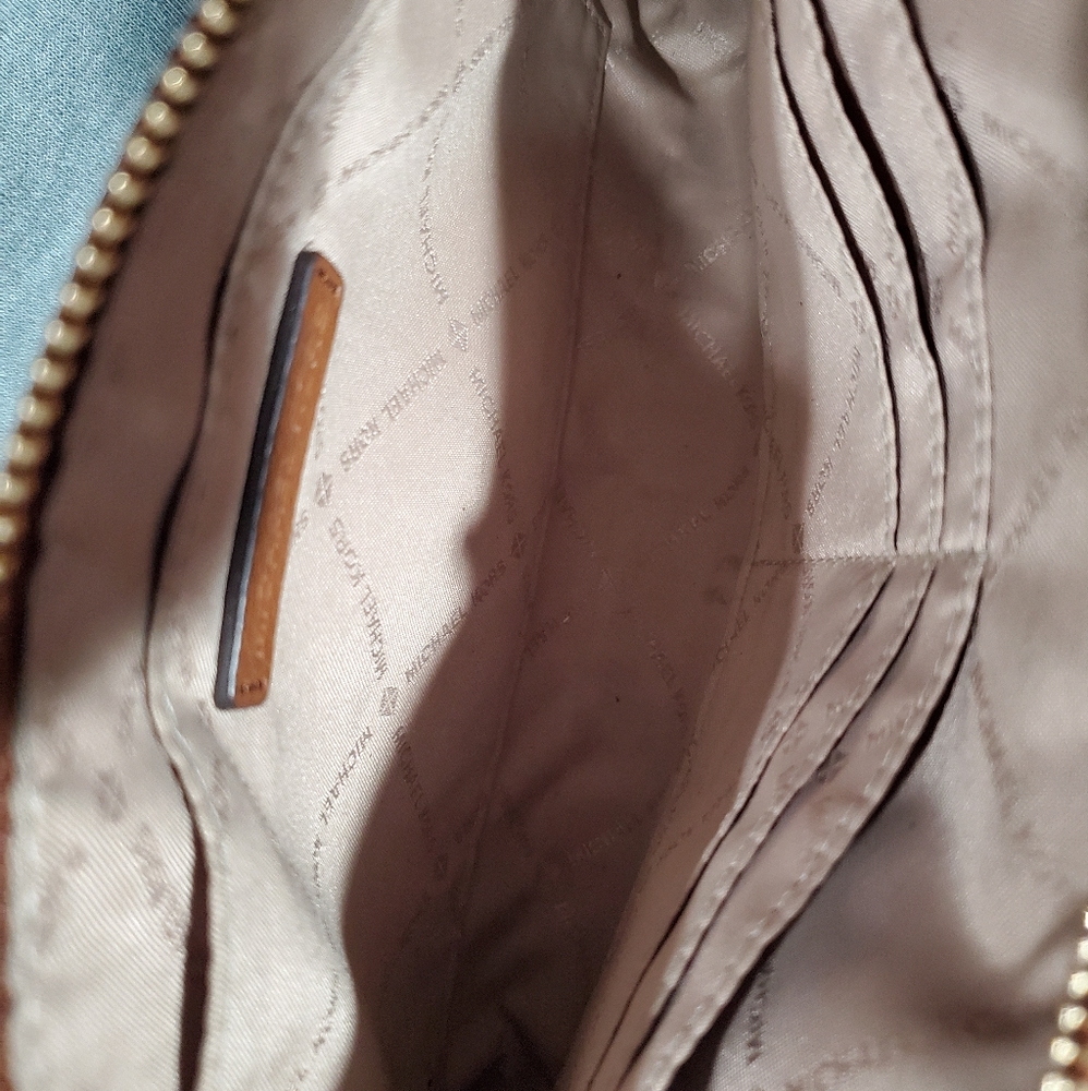 MICHAEL KORS WRISTLET gold hardware. - Picture 6 of 6